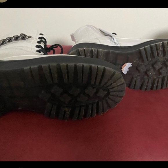 White boots with chain! Only worn once! - Picture 3 of 4